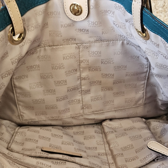 Michael Kors Women Jet Set in Teal Leather Zip Tote Bag with Logo Charm - Picture 12 of 14